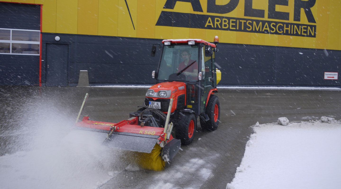 Winter service with the K560 sweeper from ADLER Arbeitsmaschinen combined with the ST-E salt spreader - clearing and spreading in one operation.