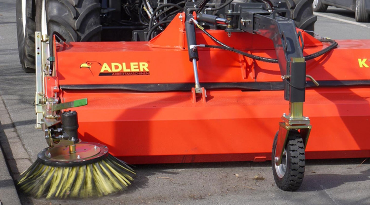 Side broom and support wheel of the K750 sweeper from ADLER Arbeitsmaschinen.