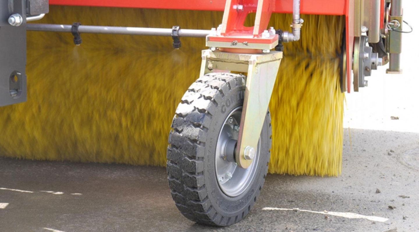 Solid support wheel of the K750 sweeper from ADLER Arbeitsmaschinen.