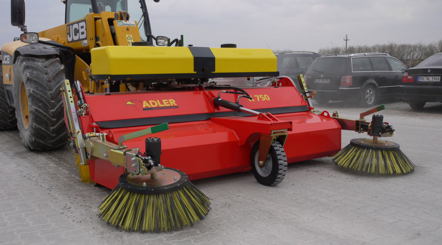 Sweeper K750 from ADLER Arbeitsmaschinen with 2 side brooms.