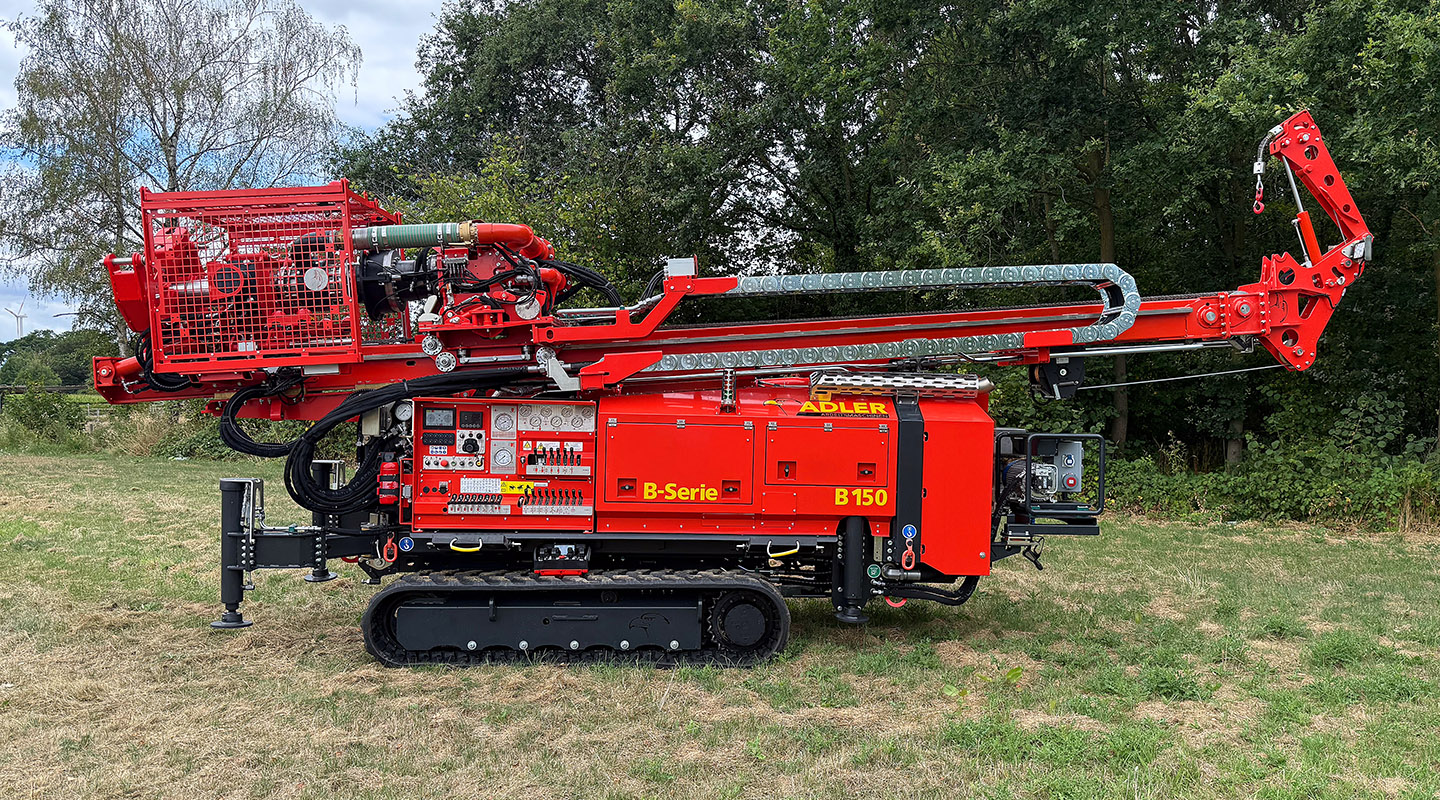 B 150 mit eingeklappter Bohrlafette im Verladezustand für den Transport zur Baustelle  
