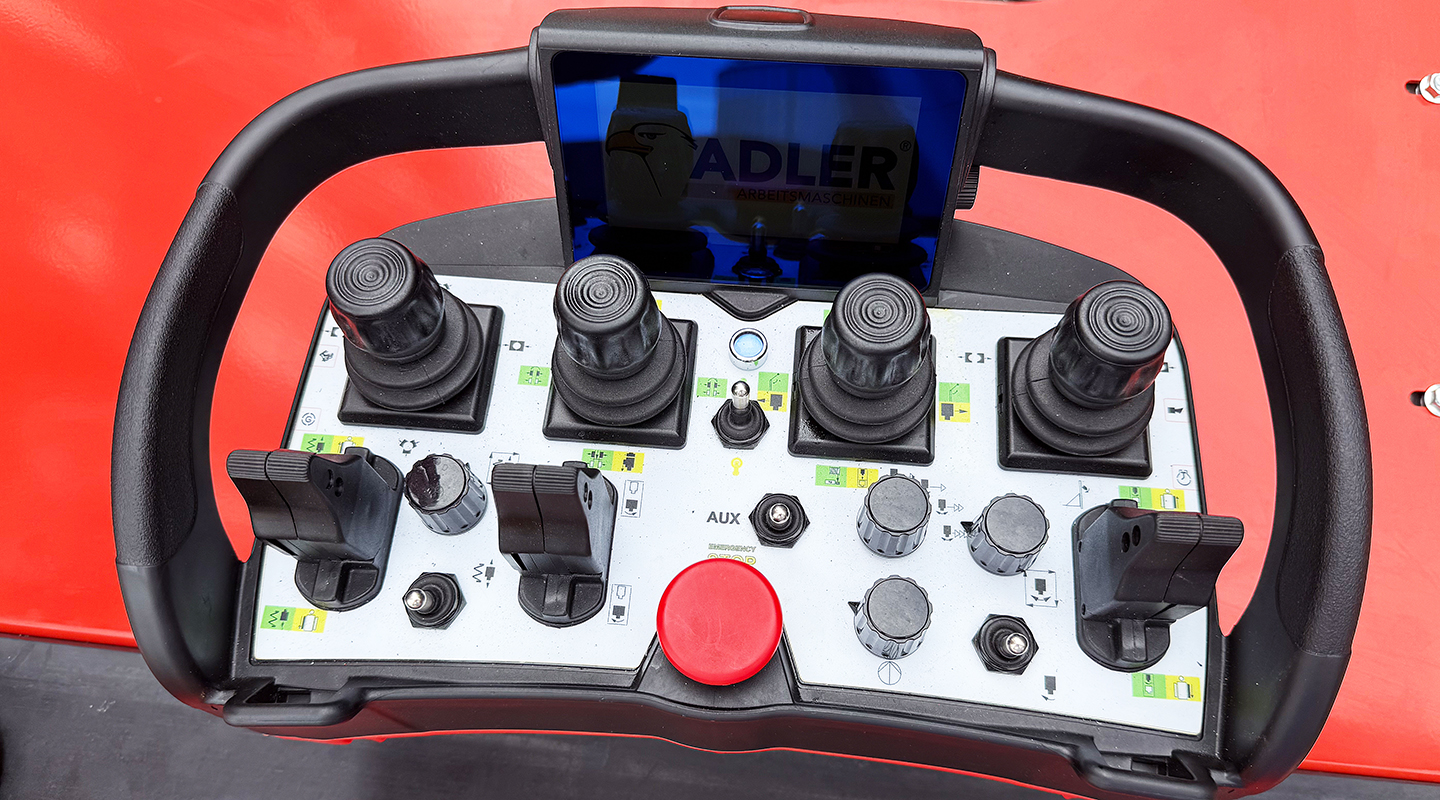 Ergonomische Fernbedienung für den kompletten Fahr- und Bohrbetrieb (Funk oder Kabel)
