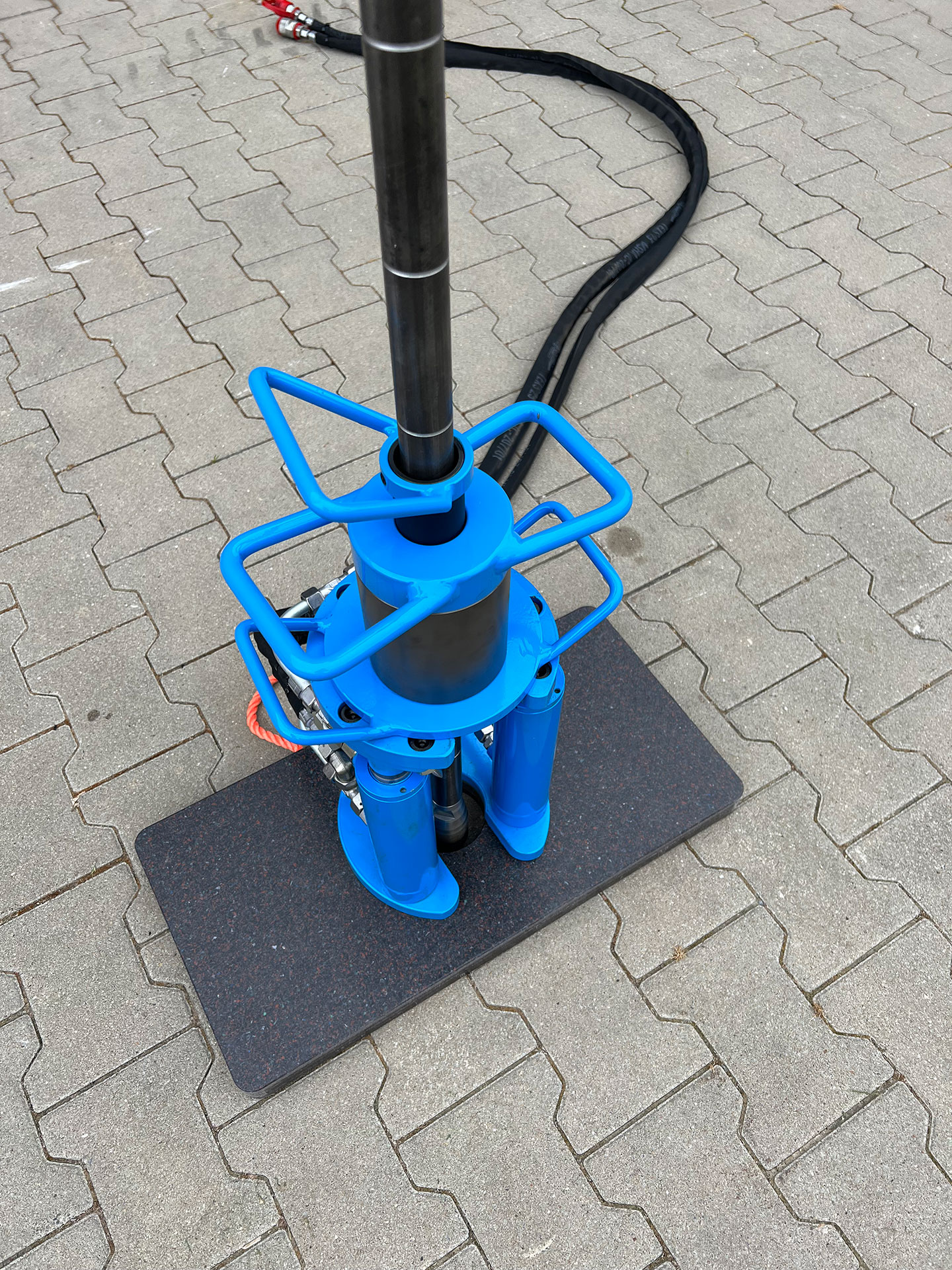 Lifting unit with ball clamp for pulling the pile-driving or pile-coring tools.
