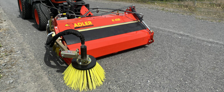 Die Kehrmaschine K 450 von ADLER Arbeitsmaschinen ist durch ihr geringes Eigengewicht perfekt für kleine Kommunaltraktoren, kleine Hoflader und Trägerfahrzeuge.